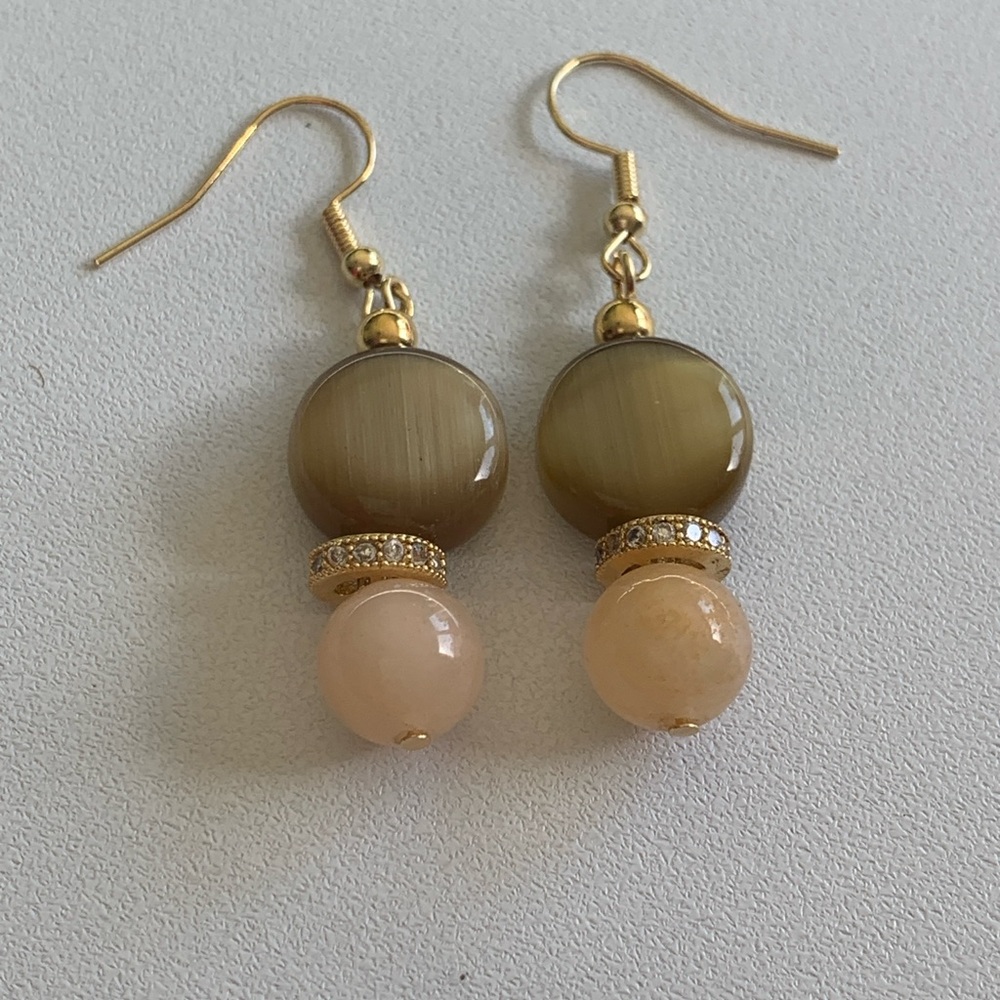 Elegant Gold and Cream Beaded Earrings Made from Agate and Jade Stones - Picture 5 of 7